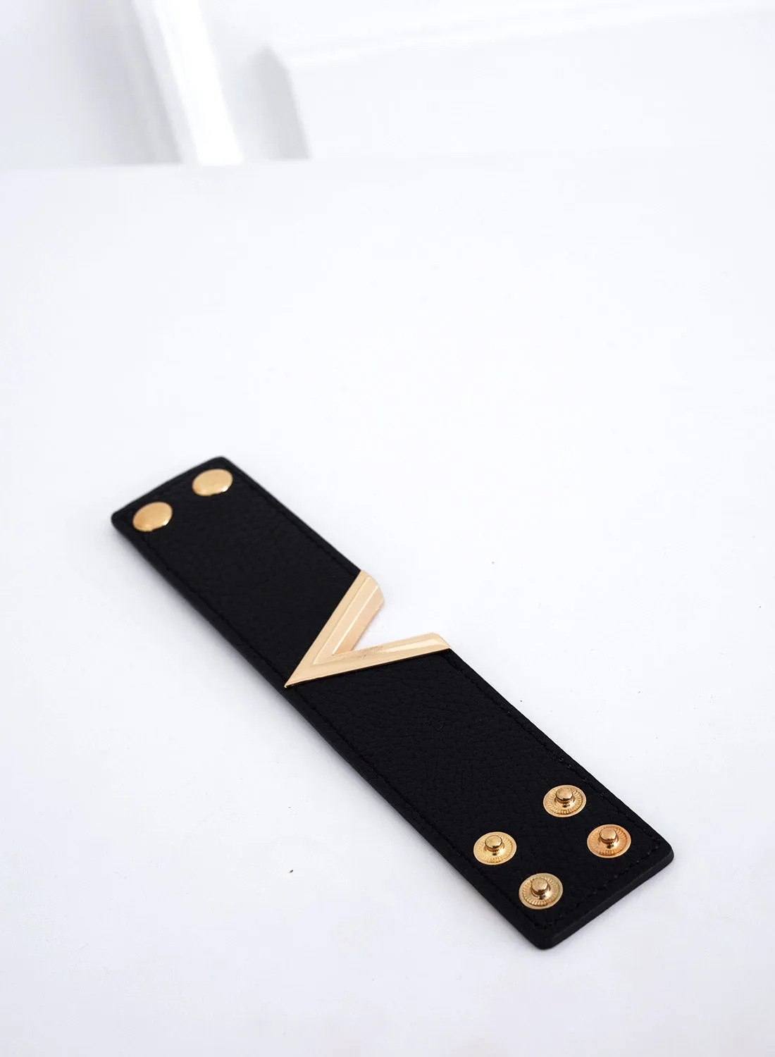 Bracciale nero con V in oro