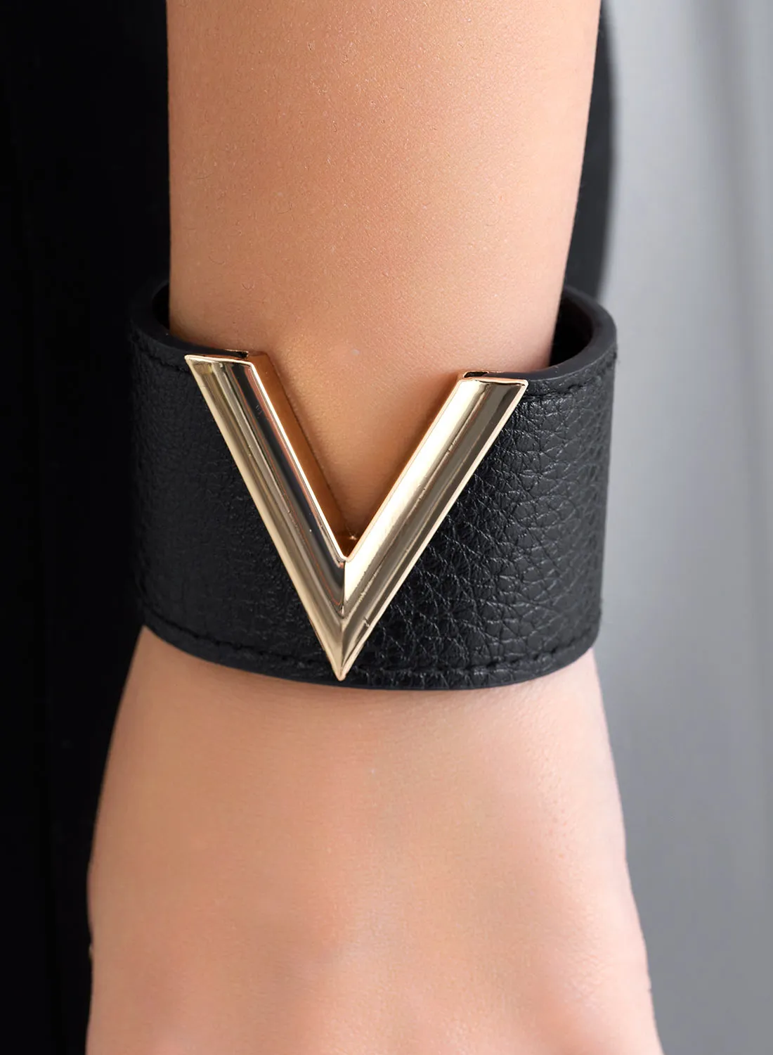 Bracciale nero con V in oro